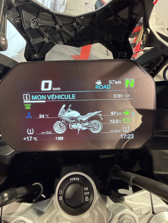 B.M.W F 900 XR - SAINT-JEAN-DU-CARDONNAY